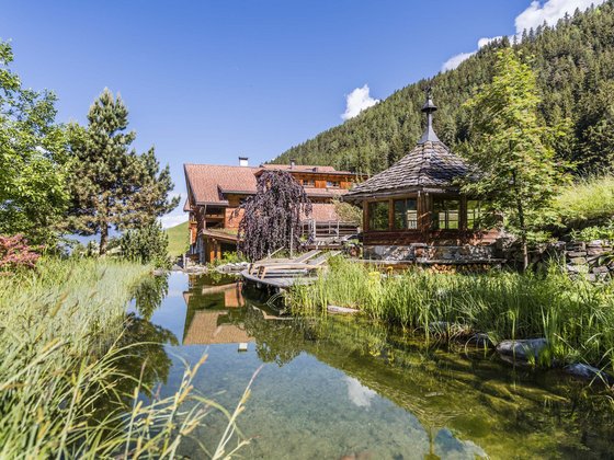 Nachhaltige Wärme aus der Sonne, Strom aus Almenquellwasser