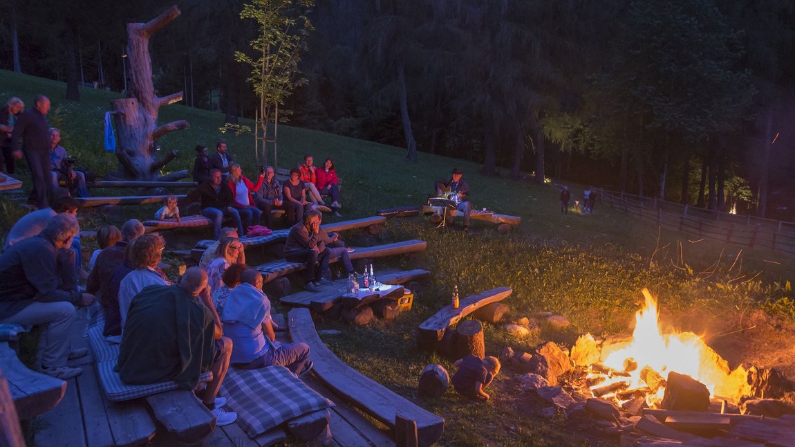 Gemütliches Beisammensein am Lagerfeuer